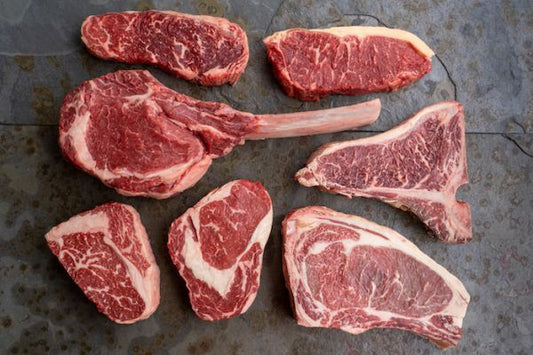 Zestaw selekcjonowanych steków sezonowanych z kością i bez kości